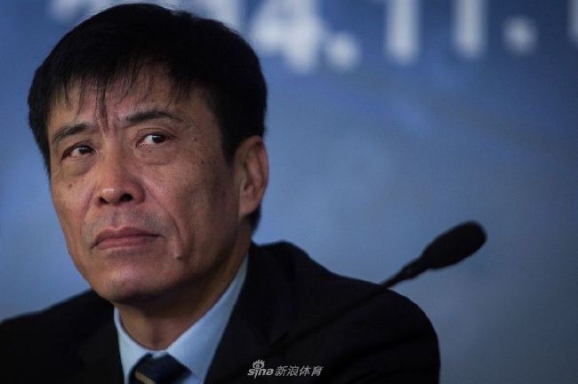 而且，这四百人毫无疑问，都是世界各地的富豪及贵族，让女皇在这种场合下亮相，确实会有些尴尬。